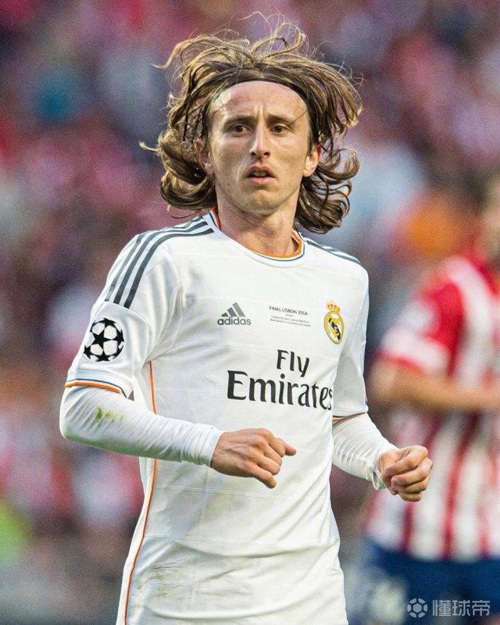 肚子略大，球迷质疑姆伯莫身体状态，随后阿莫林给予后者支持